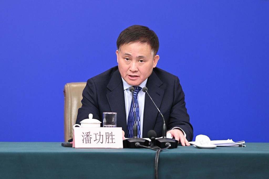 以实招硬招推动经济持续回升向好——五部门主要负责人回应中国经济热点问题